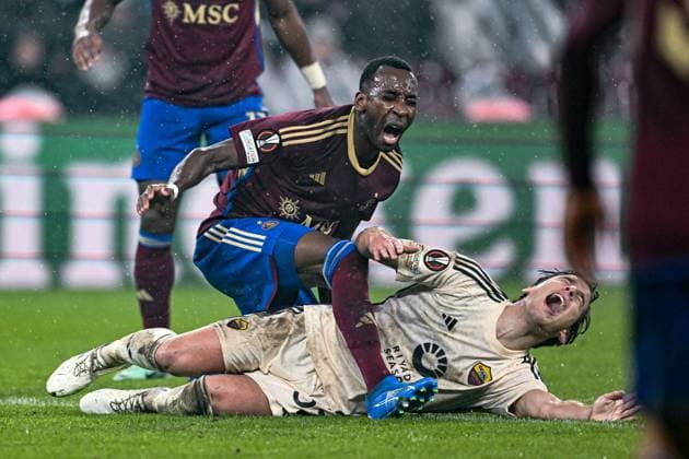 Sport Bilder des Tages Geneve, Switzerland, 30.11.23: GaÃ«l Ondoua (5 Servette) and Edoardo Bove (52 Roma) during the Europa League group stage match between Servette FC and AS Roma at Stade de Geneve in Geneve, Switzerland Soccer (Cristiano Mazzi SPP) Copyright: xCristianoxMazzix xSPPx spp-en-CrMaSp-CM2_2769