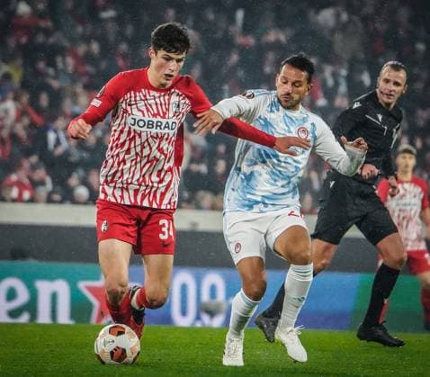SC Freiburg - Olympiacos FC Fußball: UEFA Europa League 2023 2024, 5. Spieltag, SC Freiburg - Olympiakos Piräus, Europa-Park Stadion, Freiburg: Freiburgs Merlin Röhl und Piräus Joao Carvalho im Zweikampf. Dahinter Schiedsrichter Irfan Peljto