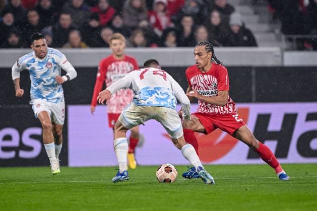 30.11.2023, Freiburg, Germany, Stadion am Wolfswinkel, SC Freiburg vs Olympiakos Piraeus - UEFA Europa League 2023 24 - Group A, Andreas Ntoi (Olympiacos FC) und Kiliann Sildillia (SC Freiburg) im Zweikampf (Foto H. Langer) Freiburg Stadion am Wolfswinkel Germany