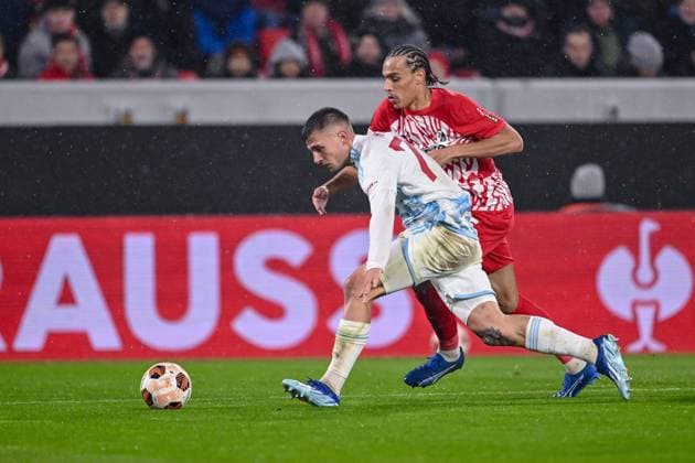 30.11.2023, Freiburg, Germany, Stadion am Wolfswinkel, SC Freiburg vs Olympiakos Piraeus - UEFA Europa League 2023 24 - Group A, Andreas Ntoi (Olympiacos FC) und Kiliann Sildillia (SC Freiburg) im Zweikampf (Foto H. Langer) Freiburg Stadion am Wolfswinkel Germany