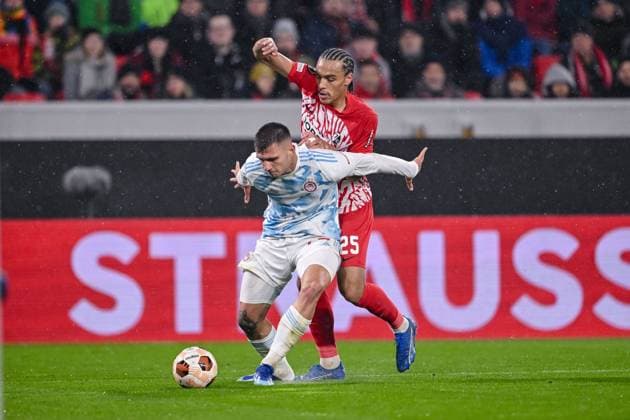 30.11.2023, Freiburg, Germany, Stadion am Wolfswinkel, SC Freiburg vs Olympiakos Piraeus - UEFA Europa League 2023 24 - Group A, Andreas Ntoi (Olympiacos FC) und Kiliann Sildillia (SC Freiburg) im Zweikampf (Foto H. Langer) Freiburg Stadion am Wolfswinkel Germany