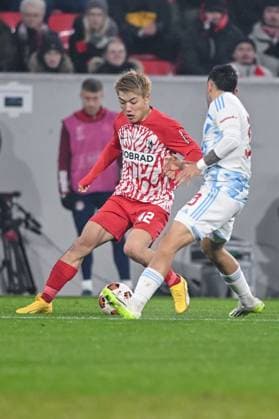 30.11.2023, Freiburg, Germany, Stadion am Wolfswinkel, SC Freiburg vs Olympiakos Piraeus - UEFA Europa League 2023 24 - Group A, Ritsu Doan (SC Freiburg) und Francisco Ortega (Olympiacos FC) im Zweikampf (Foto H. Langer) Freiburg Stadion am Wolfswinkel Germany