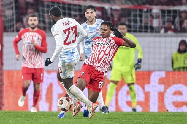 30.11.2023, Freiburg, Germany, Stadion am Wolfswinkel, SC Freiburg vs Olympiakos Piraeus - UEFA Europa League 2023 24 - Group A, Rodinei (Olympiacos FC) und Jordy Makengo (SC Freiburg) im Zweikampf (Foto H. Langer) Freiburg Stadion am Wolfswinkel Germany