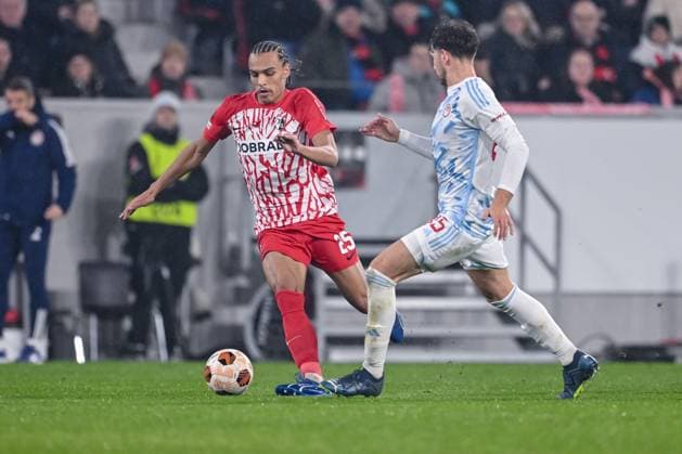 30.11.2023, Freiburg, Germany, Stadion am Wolfswinkel, SC Freiburg vs Olympiakos Piraeus - UEFA Europa League 2023 24 - Group A, Kiliann Sildillia (SC Freiburg) und Panagiotis Resos (Olympiacos FC) im Zweikampf (Foto H. Langer) Freiburg Stadion am Wolfswinkel Germany