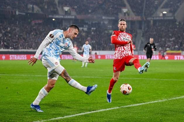 30.11.2023, Freiburg, Germany, Stadion am Wolfswinkel, SC Freiburg vs Olympiakos Piraeus - UEFA Europa League 2023 24 - Group A, Andreas Ntoi (Olympiacos FC) und Lucas Hoeler (SC Freiburg) im Zweikampf (Foto H. Langer) Freiburg Stadion am Wolfswinkel Germany