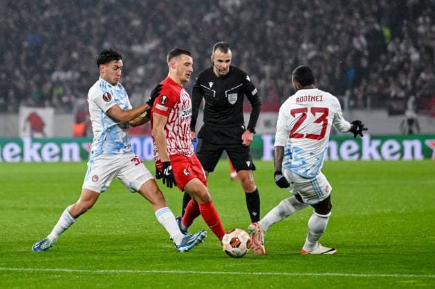 30.11.2023, Freiburg, Germany, Stadion am Wolfswinkel, SC Freiburg vs Olympiakos Piraeus - UEFA Europa League 2023 24 - Group A, Maximilian Eggestein (SC Freiburg) und Rodinei (Olympiacos FC) im Zweikampf (Foto H. Langer) Freiburg Stadion am Wolfswinkel Germany