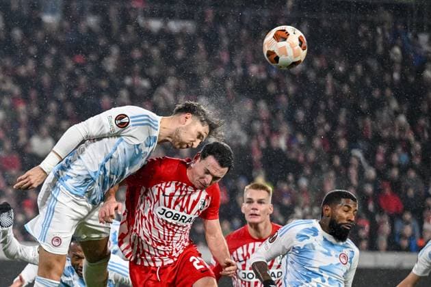 30.11.2023, Freiburg, Germany, Stadion am Wolfswinkel, SC Freiburg vs Olympiakos Piraeus - UEFA Europa League 2023 24 - Group A, Kostas Fortounis (Olympiacos FC) und Nicolas Hoefler (SC Freiburg) im Zweikampf (Foto H. Langer) Freiburg Stadion am Wolfswinkel Germany