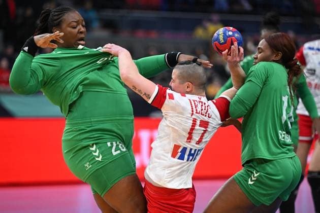 GÖTEBORG 20231201 Senegals Laura Kamdop (28), Kroatiens Katarina Jezic (17) och Senegals Fanta Keita (14) under fredagens match i premiäromgangen i handbolls-VM, grupp A, mellan Kroatien och Senegal i Scandinavium. GÖTEBORG Sverige x9200x