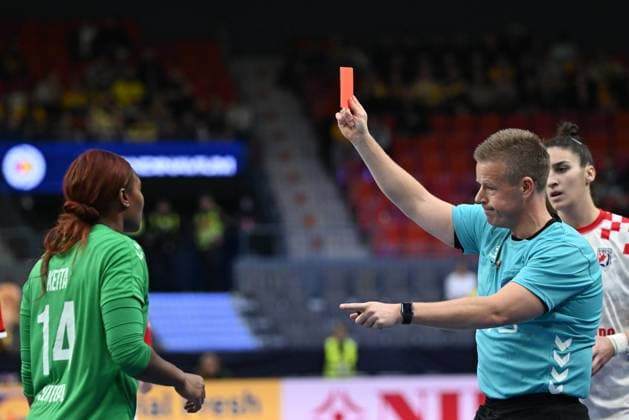 GOTHENBURG 20231201 Senegal s Fanta Keita (14) receives a red card during fridays match in the opening round of the Handball World Cup, Group A, between Croatia and Senegal in Scandinavium, Gothenburg, Sweden. December 1, 2023. GÖTEBORG Sweden x9200x