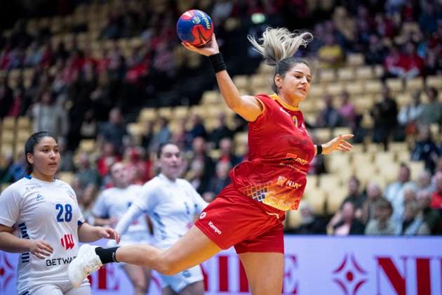 Sport Themen der Woche KW48 Sport Bilder des Tages Nicoleta Dinca of Romania in action with Valeria Belen Carrasco Diaz of Chile during the IHF World Women s Handball Championship match between Romania and Chile in the preliminary group E in Jyske Bank Boxen in Herning in Denmark December 1, 2023.. , Herning Denmark Mors *** Nicoleta Dinca of Romania in action with Valeria Belen Carrasco Diaz of Chile during the IHF World Women s Handball Championship match between Romania and Chile in the preliminary group E in Jyske Bank Boxen in Herning in Denmark December 1, 2023 , Herning Denmark Mors  Copyright: BoxAmstrupx xRitzauxScanpix BoxAmstrupx COP14644 spdk20231201-184505-L