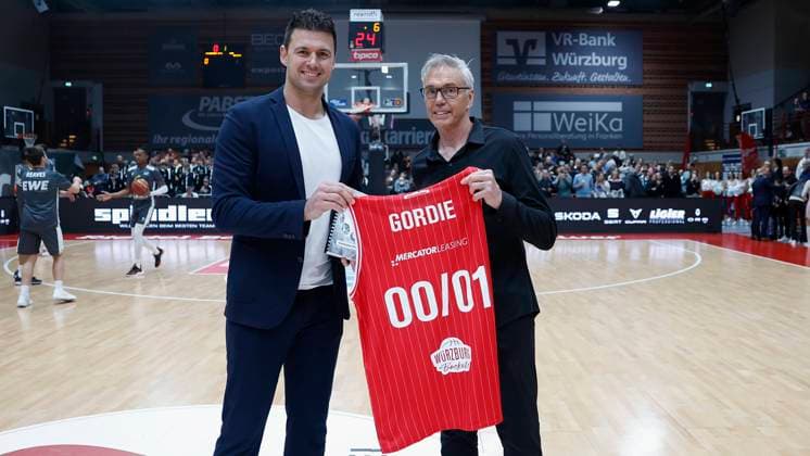 Bild: Ehrung für Bundestrainer Gordon Herbert (r), Kresimir Loncar (Manager Scouting und Teamorganisation, Wuerzburg Baskets) (l) 01.12.2023, Basketball, BBL, Wuerzburg Baskets - Rasta Vechta, GER, Wuerzburg, tectake Arena. Copyright: HMBxMedia xHeikoxBecker