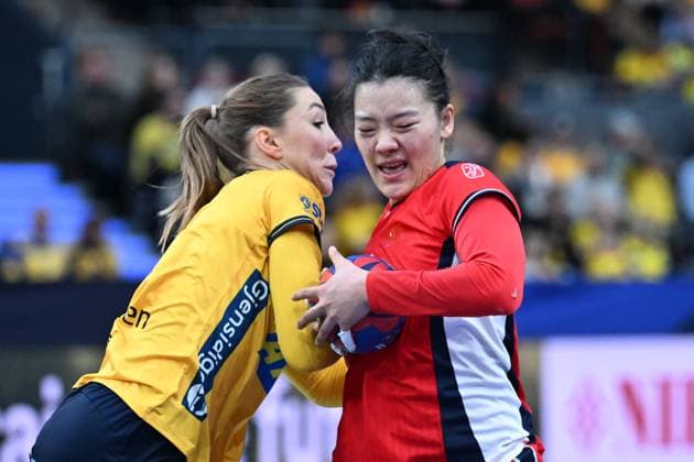 Sport Bilder des Tages Handball, Frauen WM, Schweden - China Sweden s Anna Lagerquist (19) and China s Xiaoqing Li (12) during fridays match in the opening round of the Handball World Cup, group A, between Sweden and China in Scandinavium, Gothenburg, Sweden. December 1, 2023. GÖTEBORG Sweden x9200x