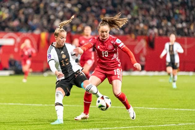 Rostock, Deutschland 01. Dezember 2023: Womens Nation League - 2023 2024 - Deutschland vs. Dänemark Im Bild: Im Bild: v. li. im Zweikampf Giulia Gwinn (Deutschland) und Janni Thomsen (Dänemark) Copyright: xFotostandx xVoelkerx
