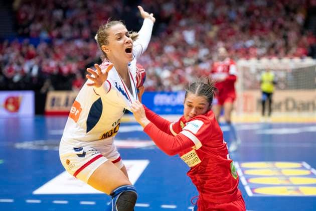 Denmark s Emma Friis in a match with Serbia s Sanja Radosavljevic during the World Cup match between Denmark and Serbia from group E during the IHF World Championship, WM, Weltmeisterschaft in women s handball in the preliminary round in the Jyske Bank Boxen in Herning on Friday 1 December 2023.. (Photo: Bo Amstrup Ritzau Scanpix) , Herning Denmark Mors