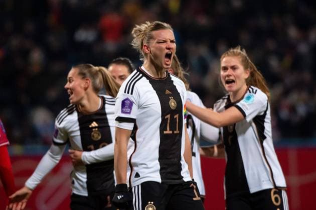 Bilder des Jahres 2023, Sport 12 Dezember Sport Themen der Woche KW48 Sport Bilder des Tages Alexandra Popp (Deutschland, 11), Klara Bühl (Deutschland, 19), Sjoeke Nüsken (Deutschland, 06) jubeln ueber das Tor zum 1:0, GER, Deutschland (GER) vs Dänemark (DEN), UEFA Frauen Fussball Nations League, Liga A, 5. Spieltag, 01.12.2023 DFB DFL regulations prohibit any use of photographs as image sequences and or quasi-video GER, Deutschland (GER) vs Dänemark (DEN), UEFA Frauen Fussball Nations League, Liga A, 5. Spieltag, 01.12.2023 Rostock *** Alexandra Popp Germany, 11 , Klara Bühl Germany, 19 , Sjoeke Nüsken Germany, 06 celebrating the goal for 1 0, GER, Germany GER vs Denmark DEN , UEFA Womens Football Nations League, Liga A, 5 Matchday, 01 12 2023 DFB DFL regulations prohibit any use of photographs as image sequences and or quasi video GER, Germany GER vs Denmark DEN , UEFA Womens Football Nations League, Liga A, 5 Matchday, 01 12 2023 Rostock Copyright: xEibner-Pressefoto Memmlerx EP_MMR