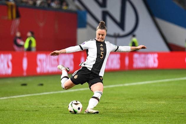 Fußball I Frauen I Saison 2023-2024 I Länderspiel I Deutschland - Dänemark I 01.12.2023 Torschützin zum 2:0 Marina Hegering (5, Deutschland) Freisteller, Nahaufnahme, Porträt, Portrait, Einzelfoto, Einzelbild, Körper Rostock Ostseestadion, Kopernikusstraße 17 Mecklenburg-Vorpommern Deutschland Copyright: xLobeca InesxHähnelx
