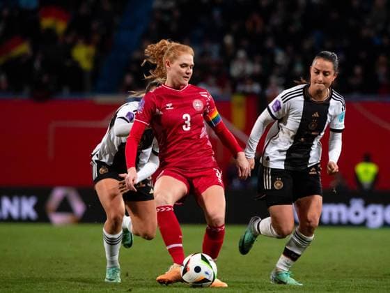 Sport Bilder des Tages Stine Ballisager (Dänemark, 03) im Zweikampf mit Sara Däbritz (Deutschland, 13), GER, Deutschland (GER) vs Dänemark (DEN), UEFA Frauen Fussball Nations League, Liga A, 5. Spieltag, 01.12.2023 DFB DFL regulations prohibit any use of photographs as image sequences and or quasi-video GER, Deutschland (GER) vs Dänemark (DEN), UEFA Frauen Fussball Nations League, Liga A, 5. Spieltag, 01.12.2023 Rostock Copyright: xEibner-Pressefoto Memmlerx EP_MMR