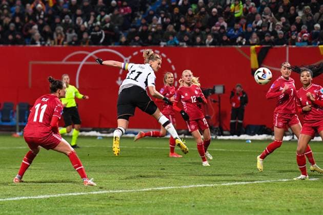 Fußball I Frauen I Saison 2023-2024 I Länderspiel I Deutschland - Dänemark I 01.12.2023 Alexandra Popp (11, Deutschland, Kapitänin) erzielt das 1:0 und bringt Deutschland in Führung Rostock Ostseestadion, Kopernikusstraße 17 Mecklenburg-Vorpommern Deutschland Copyright: xLobeca InesxHähnelx