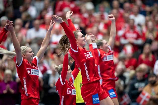 The Danish players celebrate the victory with the crowd after the World Cup match between Denmark and Serbia from group E during the IHF World Championship, WM, Weltmeisterschaft in women s handball in the preliminary round in the Jyske Bank Boxen in Herning on Friday, December 1, 2023.. (Photo: Bo Amstrup Ritzau Scanpix) , Herning Denmark Mors