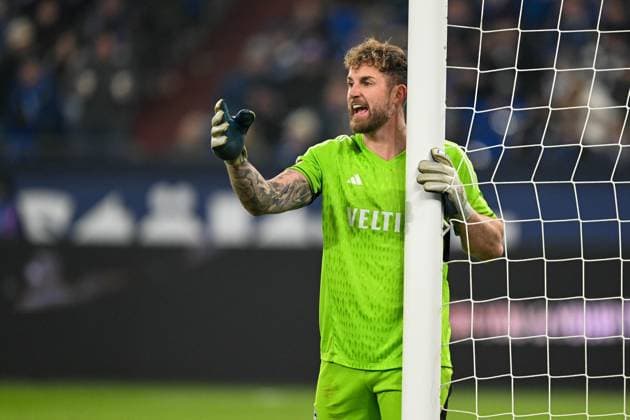 2. Bundesliga - FC Schalke 04 - VfL Osnabrück am 01.12.2023 in der Veltins-Arena auf Schalke Torwart Ralf Fährmann Faehrmann (FC Schalke 04) gibt lautstark Anweisungen *** 2 Bundesliga FC Schalke 04 VfL Osnabrück on 01 12 2023 in the Veltins Arena at Schalke Goalkeeper Ralf Fährmann Faehrmann FC Schalke 04 gives loud instructions MT