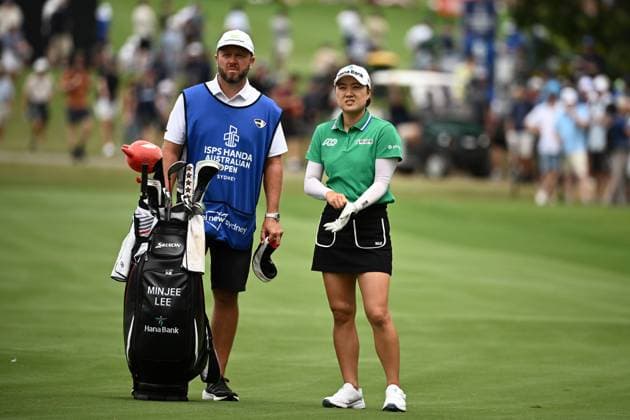 GOLF AUSTRALIAN OPEN, Minjee Lee of Australia speaks to her caddy on the 1st fairway during Round 3 of the Women?s Australian Open 2023 at the Australian Golf Club in Sydney, Saturday, December 2, 2023. ( NO ARCHIVING, EDITORIAL USE ONLY, NO USE IN BOOKS WITHOUT CONSENT SYDNEY NEW SOUTH WALES AUSTRALIA  Copyright: xDANxHIMBRECHTSx 20231202001872590133