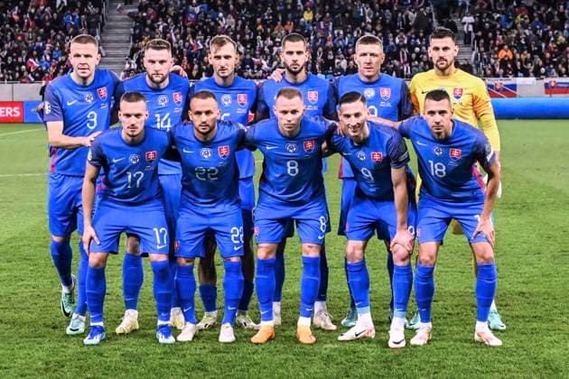 Team Slowakei, hi.v.li.: Denis Vavro, Milan Skriniar, Norbert Gyömber, David Hancko, Juraj Kucka, Martin Dubravka; vorn: Lukas Haraslin, Stanislav Lobotka, Ondrej Duda, Robert Bozeník, Ivan Schranz -- UEFA Fussball EURO2024 Qualifikation Spiel Slowakei - Island am 16.11. 2023 in Bratislava DFL REGULATIONS PROHIBIT ANY USE OF PHOTOGRAPHS as IMAGE SEQUENCES and or QUASI-VIDEO Copyright: xLacixPerenyix
