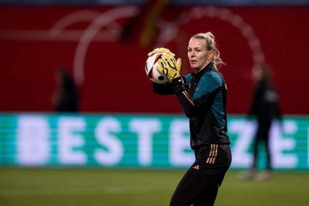 UEFA Women’s Nations League, Deutschland - Dänemark; 1.12.2023 Merle Frohms (Deutschland, 1) im Warm Up UEFA Women’s Nations League, Deutschland - Dänemark, Rostock, Ostseestadion am 1.12.2023 Copyright: xBEAUTIFULxSPORTS Wunderlx