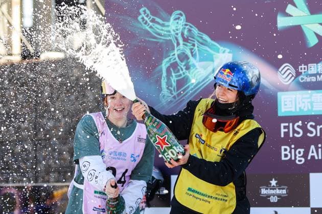 Sport Bilder des Tages BEIJING, CHINA - DECEMBER 02: (L - R) Second place winner Kirsty Muir of Great Britain and first place winner Mathilde Gremaud of Switzerland celebrate on the podium after the Women s Freeski Big Air Final at the Big Air Shougang on December 2, 2023 in Beijing, China.  Copyright: xVCGx 111467425887