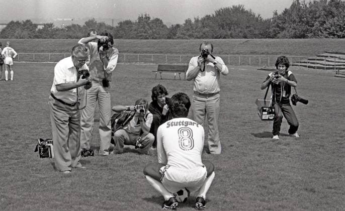 Archivbilder der Woche SPORT KW48 15.07.79 VfB Stuttgart Fototermin 1979 1980 Deutschland, Stuttgart, 15.07.1979, Fussball, Bundesliga, VfB Stuttgart Fototermin Saison 1979 1980: Hansi Müller vor den Fotografen. *** 15 07 79 VfB Stuttgart photo session 1979 1980 Germany, Stuttgart, 15 07 1979, Football, Bundesliga, VfB Stuttgart photo session season 1979 1980 Hansi Müller in front of the photographers