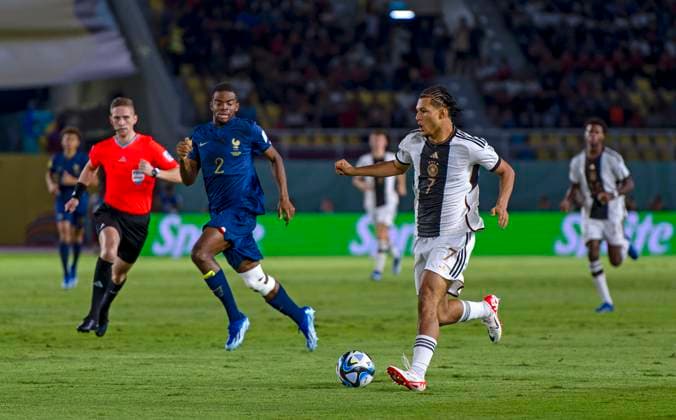 02.12.2023, Fussball U-17-Weltmeisterschaft 2023, Finale: Deutschland - Frankreich, im Manahan Stadium (Surakarta). Paris Brunner (re, Deutschland)