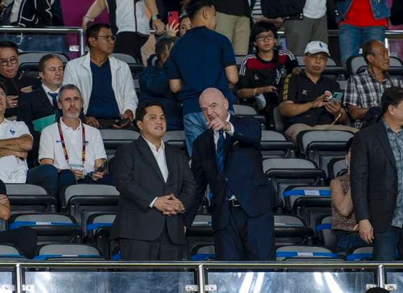 02.12.2023, Fussball U-17-Weltmeisterschaft 2023, Finale: Deutschland - Frankreich, im Manahan Stadium (Surakarta). re: FIFA-Präsident Gianni Infantino auf der Tribüne mit Erick Thohir (li, Indonesischer Fussball Verband Präsident)