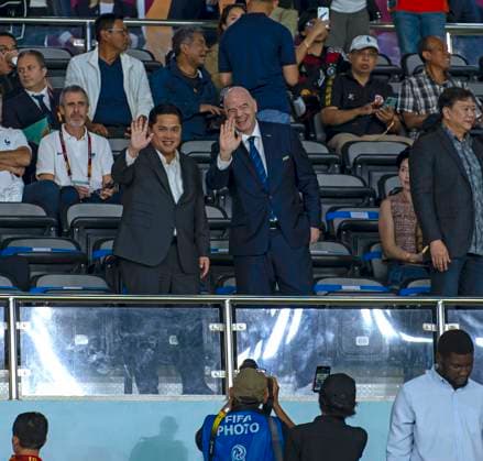 02.12.2023, Fussball U-17-Weltmeisterschaft 2023, Finale: Deutschland - Frankreich, im Manahan Stadium (Surakarta). re: FIFA-Präsident Gianni Infantino auf der Tribüne mit Erick Thohir (li, Indonesischer Fussball Verband Präsident)