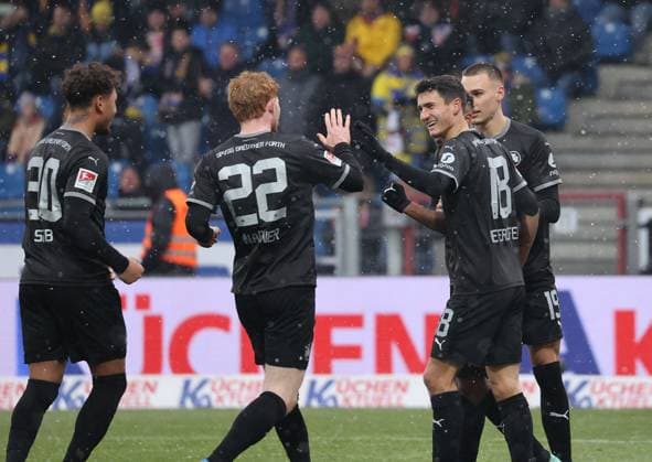 Eintracht Braunschweig vs SpVgg Greuther Fürth Braunschweig, 02.12.2023, Fußball, Saison 23 24, 2. Bundesliga, 15. Spieltag, Eintracht Braunschweig vs SpVgg Greuther Fürth, Bild zeigt: Fürth jubelt über das Tor zum 1:0 durch Julian Green (GF, 37) Braunschweig