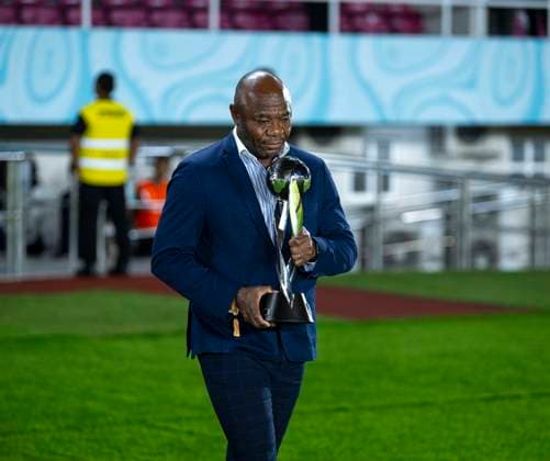 02.12.2023, Fussball U-17-Weltmeisterschaft 2023, Finale: Deutschland - Frankreich, im Manahan Stadium (Surakarta). Emmanuel Amuneke mit dem Siegerpokal