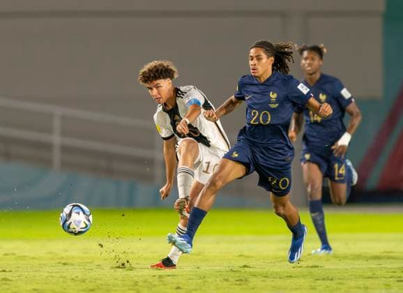 02.12.2023, Fussball U-17-Weltmeisterschaft 2023, Finale: Deutschland - Frankreich, im Manahan Stadium (Surakarta). v.li: Noah Darvich (Deutschland) gegen Mathis Amougou (Frankreich).