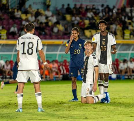 02.12.2023, Fussball U-17-Weltmeisterschaft 2023, Finale: Deutschland - Frankreich, im Manahan Stadium (Surakarta). Max Moerstedt (Deutschland) freut sich mit Bilal Yalcinkaya (Deutschland) über den Elfmeter