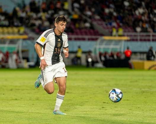 02.12.2023, Fussball U-17-Weltmeisterschaft 2023, Finale: Deutschland - Frankreich, im Manahan Stadium (Surakarta). Bilal Yalcinkaya (Deutschland) am Ball *** 02 12 2023, Football U 17 World Cup 2023, Final Germany France, at Manahan Stadium Surakarta Bilal Yalcinkaya Germany on the ball