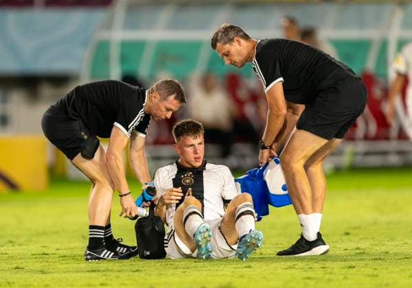 02.12.2023, Fussball U-17-Weltmeisterschaft 2023, Finale: Deutschland - Frankreich, im Manahan Stadium (Surakarta). Finn Jeltsch (Deutschland) am Boden