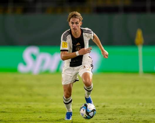 02.12.2023, Fussball U-17-Weltmeisterschaft 2023, Finale: Deutschland - Frankreich, im Manahan Stadium (Surakarta). Maximilian Hennig (Deutschland) am Ball