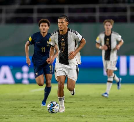 02.12.2023, Fussball U-17-Weltmeisterschaft 2023, Finale: Deutschland - Frankreich, im Manahan Stadium (Surakarta). Paris Brunner (Deutschland) am Ball