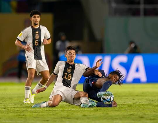 02.12.2023, Fussball U-17-Weltmeisterschaft 2023, Finale: Deutschland - Frankreich, im Manahan Stadium (Surakarta). mitte: Bilal Yalcinkaya (Deutschland) im Zweikampf