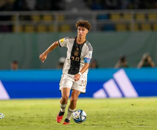 02.12.2023, Fussball U-17-Weltmeisterschaft 2023, Finale: Deutschland - Frankreich, im Manahan Stadium (Surakarta). Noah Darvich (Deutschland) am Ball