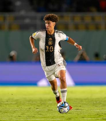 02.12.2023, Fussball U-17-Weltmeisterschaft 2023, Finale: Deutschland - Frankreich, im Manahan Stadium (Surakarta). Noah Darvich (Deutschland) am Ball