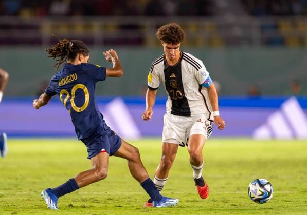02.12.2023, Fussball U-17-Weltmeisterschaft 2023, Finale: Deutschland - Frankreich, im Manahan Stadium (Surakarta). von links: Mathis Amougou (Frankreich) gegen Noah Darvich (Deutschland).