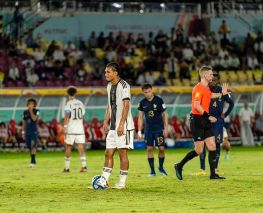 02.12.2023, Fussball U-17-Weltmeisterschaft 2023, Finale: Deutschland - Frankreich, im Manahan Stadium (Surakarta). Szene vor dem Foulelfmeter von Paris Brunner (Deutschland) zum 1:0