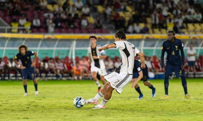 02.12.2023, Fussball U-17-Weltmeisterschaft 2023, Finale: Deutschland - Frankreich, im Manahan Stadium (Surakarta). Torschuss mittels Foulelfmeter von Paris Brunner (Deutschland) zum 1:0
