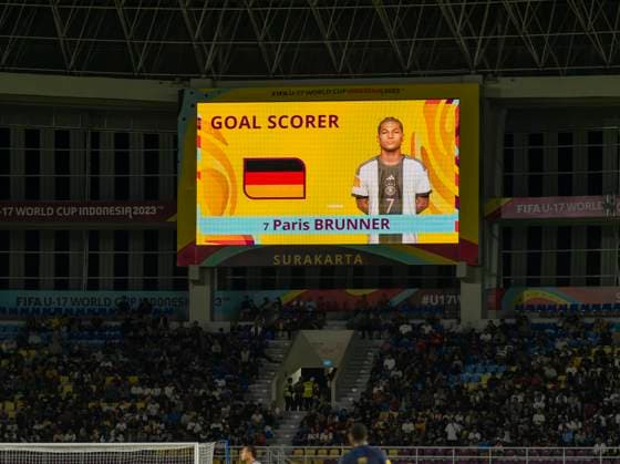 02.12.2023, Fussball U-17-Weltmeisterschaft 2023, Finale: Deutschland - Frankreich, im Manahan Stadium (Surakarta). Toranzeige Paris Brunner (Deutschland)