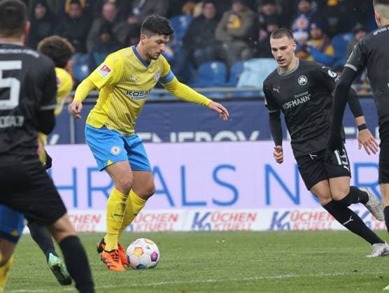 Eintracht Braunschweig vs SpVgg Greuther Fürth Braunschweig, 02.12.2023, Fußball, Saison 23 24, 2. Bundesliga, 15. Spieltag, Eintracht Braunschweig vs SpVgg Greuther Fürth, Bild zeigt: Jannis Nikolaou (BTSV, 4) Braunschweig
