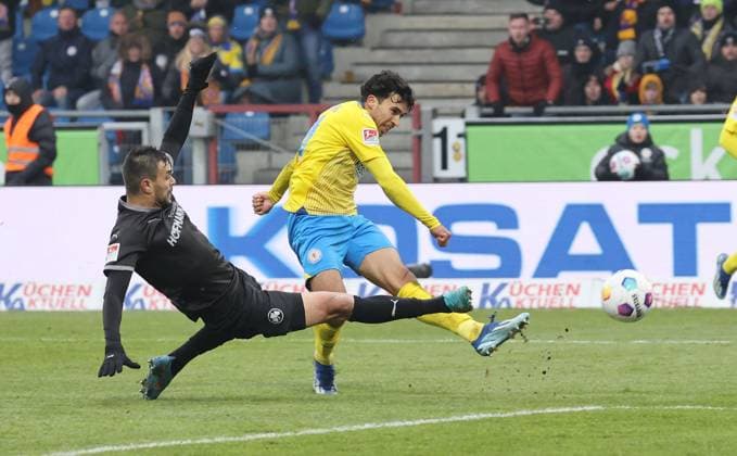 Eintracht Braunschweig vs SpVgg Greuther Fürth Braunschweig, 02.12.2023, Fußball, Saison 23 24, 2. Bundesliga, 15. Spieltag, Eintracht Braunschweig vs SpVgg Greuther Fürth, Bild zeigt: Johan Gomez (BTSV, 44) Braunschweig