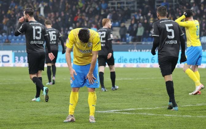 Eintracht Braunschweig vs SpVgg Greuther Fürth Braunschweig, 02.12.2023, Fußball, Saison 23 24, 2. Bundesliga, 15. Spieltag, Eintracht Braunschweig vs SpVgg Greuther Fürth, Bild zeigt: Maurice Multhaup (BTSV, 7) äergert sich über seine vergebene Chance Braunschweig